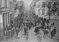 Canadiens marchant dans les rues de Mons le matin du 11 novembre 1918 11 nov. 1918