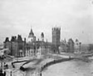 Vue de l'incendie l'édifice du Centre, édifices du Parlement, vu de l'édifice de l'Ouest February 4, 1916.