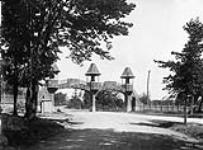 Driveway - Arch at Lansdowne Park [between 1911-1914].