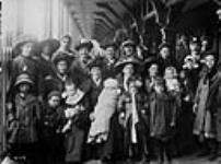 Groupe d'immigrants de diverses origines [ca 1911].