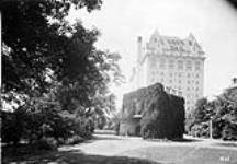 Fort Garry Hotel from park 1914.
