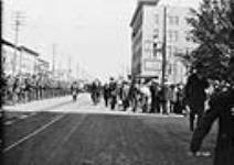[Troops walking by the Royal George Hotel in Edmonton, Alberta] [between 1914-1915].