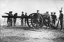 Canadian Artillery laying a 4.7" gun, 1915 1915