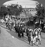 (Quebec Tercentenary) General Philip's messenger and Frontenac and his entourage, Quebec, [P.Q.] 1908 July 23