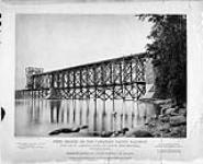 Pont en acier du Chemin de fer Canadien Pacifique enjambant le fleuve Saint-Laurent à Lachine, en banlieue de Montréal (Québec) ca. 1885.