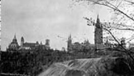 (Parliament Buildings - Ottawa, Ont.) Parliamentary Library, House of Commons and West Block 1923 - 1924