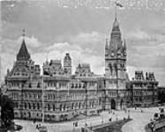 (Parliament Buildings, Ottawa, Ont). Centre Block ca. 1900-1916.