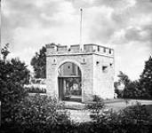 "Gateway" relic of Old Fort Garry ca. 1909.
