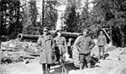 Canadian gunners with sixty-pounder gun, Mala Beresnik, Northern Russia, c. May 1919 May 1919