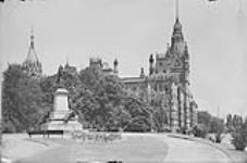 [The Queen Victoria Monument and] Centre Block of the Parliament Buildings, [Ottawa, Ont.] [1901 - 1916].