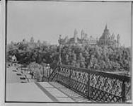 (Parliament Buildings, Ottawa, Ont.) From Major's Hill Park [1917 - 1922].