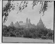 (Parliament Buildings, Ottawa, Ont.) From Major's Hill Park [1917 - 1922].