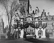 Decorations at the Elgin Street entrance of the Parliament Hill for the reception of the Duke of Connaught in Ottawa, Ont., 14 Oct., 1911 14 Oct. 1911