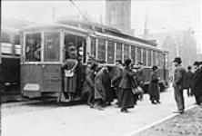 Crowded Bathurst car, [College Street, Toronto, Ontario, 1916.] 1916