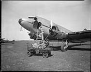 [Unloading of airmail from Douglas DC-2 aircraft NC14925 of American Airlines Inc., St. Hubert, P.Q., 1938.] 1 Ot. 1928