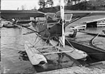 Puss Moth floats 23 Oct. 1930