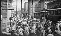 Children at Sunnyside Street going to bath, [Toronto, Ont.], 1 Aug., 1917 1 Aug. 1917