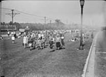 Children waiting for streetcar at Sunnyside Beach, Toronto, Ont., Aug. 9, 1928 9 Aug. 1928