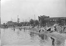 Sunnyside Beach, children wading, Toronto, Ont Aug. 5, 1925
