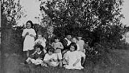 Sir George and Lady Parkin with Massey, Macdonnell and Grant children, summer 1921