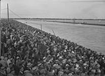 Exhibition Sea Wall, crowd on lawn, Toronto, Ont Sept. 10, 1932