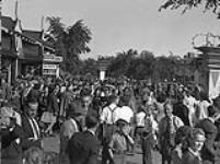(Sunnyside) Crowd on Labour Day at Sunnyside, Toronto, Ont Sept. 3, 1945