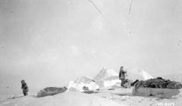 [Inuit village on ice] Original title: Native Village on ice April 1926.
