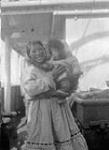 Femme inuite et enfant à bord du "Baychimo", pointe Rymer, île Victoria, août 1930 August 1930.