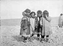 Quatre jeunes filles, Rymer Point, île Victoria, (Nunavut) 13 August 1930.