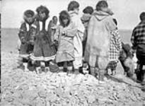 [Group of Inuit]. Original title: Eskimos 13 August 1930.