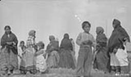 [Dene women and children] Original title: Group of Indians 1925