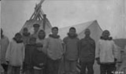 [Group of Inuit near Kittigazuit, [N.W.T.] 1925] Original title: Group of Eskimos near Kittigazuit, [N.W.T.] 1925 1925