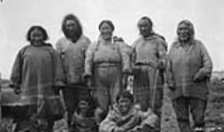 Unidentified group of Inuit from Coppermine River 1928