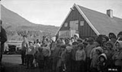 [Greenlandic Inuit women and children at Qeqertarsuaq] Original title: Group of natives at Godhaven 1922