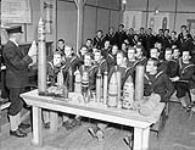 Le cadet-premier maître de 1re classe Lowther faisant un exposé sur les divers types de munitions 1940.