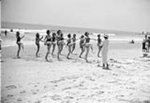 [Exercise class on the beach] s.d.