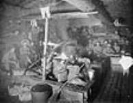 Waiting for dinner in the cook shanty at a logging camp in the Ottawa Valley / Avant le repas dans la cabane du cuisinier d'un camp de bûcherons dans la vallée de l'outaouais ca. 1905