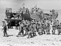 Soldats canadiens débarquant d'une péniche de débarquement pendant une répétition précédant le raid sur Dieppe August 1942.