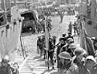 Soldats canadiens embarquant dans une péniche de débarquement pendant une répétition précédant le raid sur Dieppe ca. August 1942