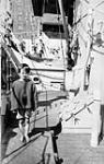 [Irlandaise non identifiée à bord du NCSM « Caraquet », Londonderry, Irlande du Nord. Photo prise en 1944-1945.] n.d.