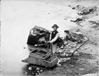 Chinese man washing gold Vers 1875