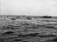 Bâtiments de débarquements du H.M.C.S. Prince David et S.S. Monowai voyagent vers la terre à Bernières-sur-Mer D-Day, 6 juin 1944. Les bâtiments de débarquement sont partis du flotte 260ième, 262ième, ou 264ième Canadian Landing Craft Infantry (Large) 6 June 1944