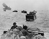 Soldats canadiens sur le point de débarquer dans le nord de la France, le jour J 6 juin 1944