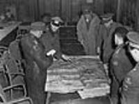 Reddition des forces allemandes dans les Pays-Bas, quartier général du 1er Corps d'armée canadien. De gauche à droite : le général Reichilt II, le général Charles Foulkes IV, Son Altesse Royale le prince Bernhardt VI 5 May 1945