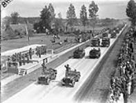 Le régiment irlandais du Canada passe devant la plate-forme de réception du salut pendant la revue du HDG Crerar par le général à l'aéroport d'Eelde May 23, 1945.