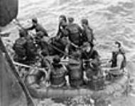 Au large des côtes de Halifax, la corvette NCSM Fennel vient à la rescousse des survivants du dragueur de mines NCSM Clayoquot, torpillé par le sous-marin allemand U-806 Deember 24, 1944.