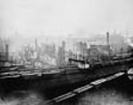 Chantier de marchandises de la gare Union, après le grand incendie de Toronto, où l'on voit les wagons couverts no 8600 du Grand Trunk Railroad (Canadien National), no 1822(?) du chemin de fer Intercolonial et no 140268 du Canadien Pacifique 23 avril 1904