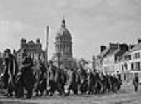 Prisonniers allemands marchant dans Boulogne 19 sept. 1944