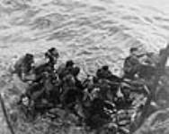 Survivants du NCSM CLAYOQUOT torpillé, secourus par le NCSM FENNEL 28 Mar. 1945