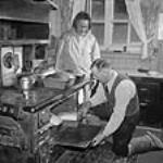 Sandy Lunan, Hudson's Bay Co. Factor, baking his own bread, Baker Lake / Sandy Lunan, fait du pain au lac Baker Mar. 1946.